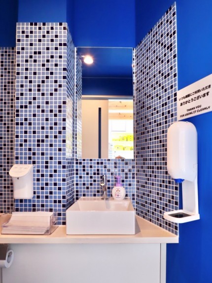 全面の青色が特徴的なトイレ