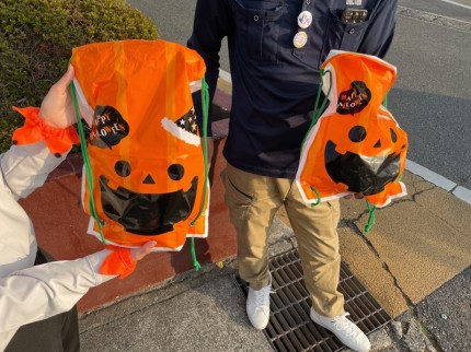 ハロウィンでお菓子の詰め合わせをプレゼント