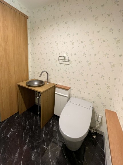 ②トイレの手の届きやすい位置に収納を設置