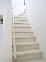 白で統一された明るい階段 (4)