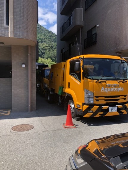 写真①高圧洗浄車、バキューム車