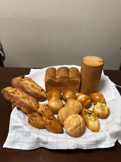 色々な形に仕上た焼き立てパン