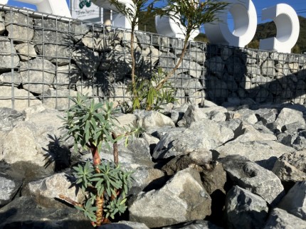 下関市石原町にあるコスパ新下関でガビオンを用いたロックガーデンにシンボルサインをリノベーション