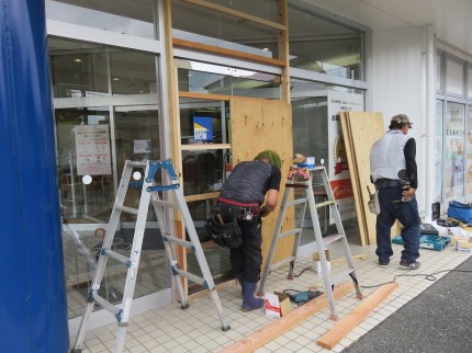 正面玄関を養生している様子