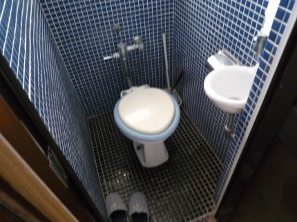 狭い空間のトイレ
