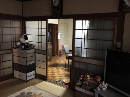 硝子障子で仕切られた部屋でした