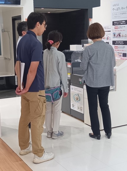 商品の説明をしているところ