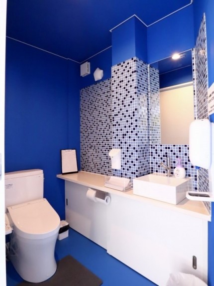 全面の青色が特徴的なトイレ