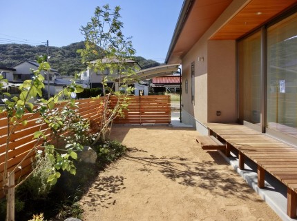 新築外構。リビング前の中庭。木製デッキと板塀と植栽。
