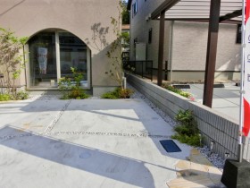 完成④新築外構工事　完成：駐車場コンクリートの自然石飾り貼り