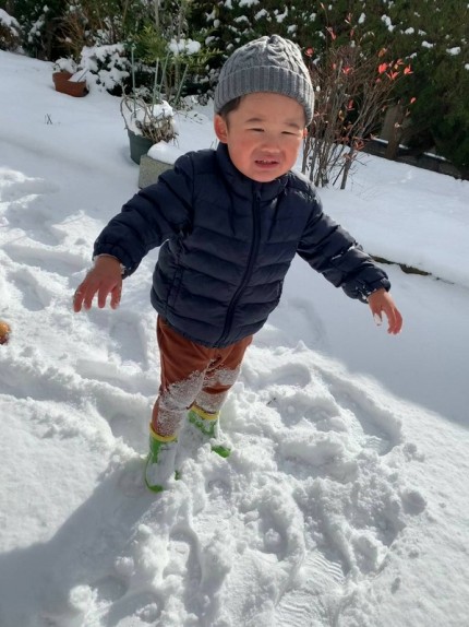 子供と雪景色