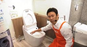 トイレの説明をするまかせんしゃい井上