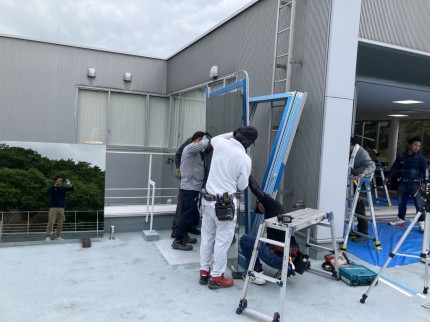 窓ガラスを取り付けているところ